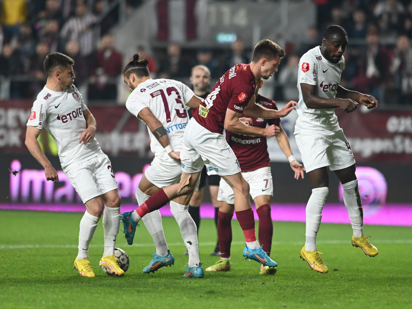 Continuă „războiul” dintre Rapid și CFR Cluj după derby-ul din Giulești! Sponsorul campioanei este ironic: „Am văzut un penalty și în pauza meciului!” | EXCLUSIV