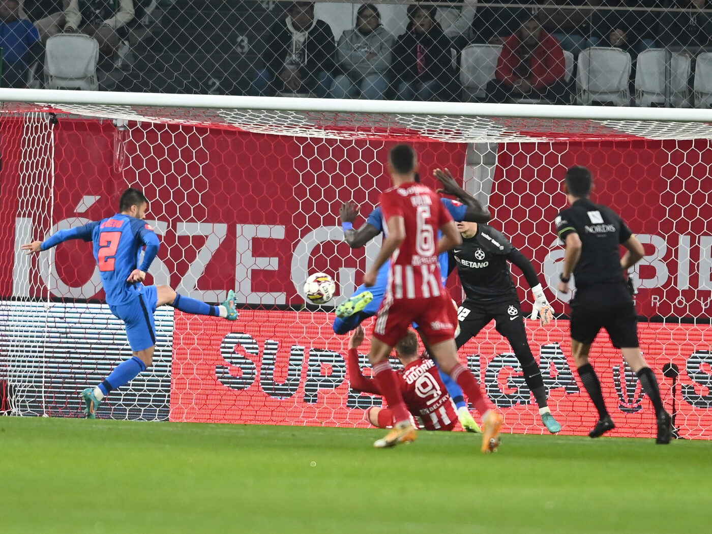 Omul meciului și deziluzia partidei în Sepsi – FCSB! Fostul stelist a ajutat indirect echipa roș-albastră să ajungă pe loc de play-off în Superliga