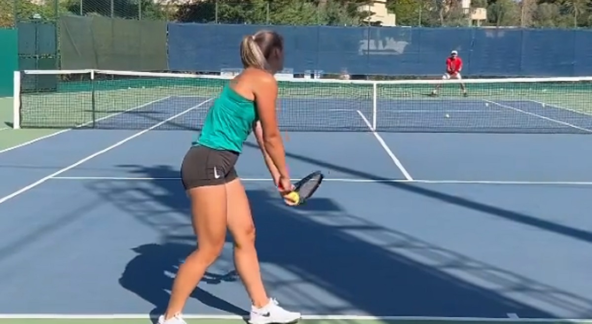 O jucătoare din WTA a inventat o nouă tehnică la serviciu, dar a fost ironizată de adversară: „Mă ia somnul!” Moment hilar în timpul meciului | VIDEO
