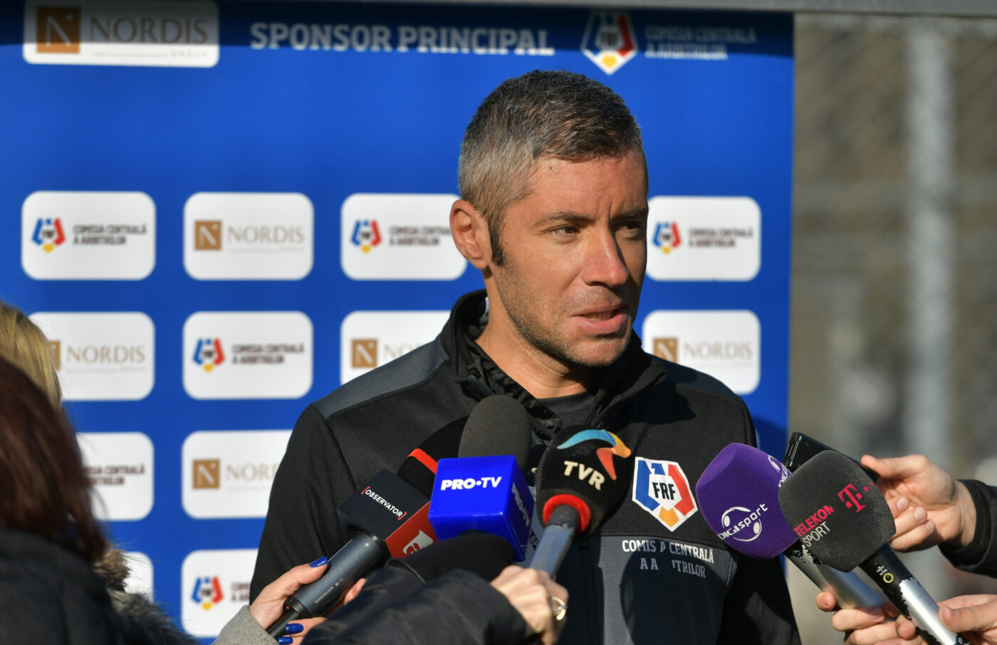Radu Petrescu, „desființat” după ce l-a iertat pe Malcom Edjouma de eliminare în FCSB – Voluntari: „Acest arbitru FIFA ne chinuie de mulți ani! Marian Barbu lasă jocul liber pentru că nu îl înțelege” | VIDEO EXCLUSIV ProSport Live