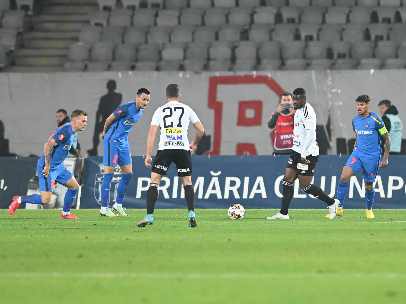 Universitatea Cluj – FCSB 2-1, în etapa a 16-a din Superliga. Înfrângere rușinoasă pentru elevii lui Nicolae Dică! Ardelenii au jucat în inferioritate numerică aproape 40 de minute
