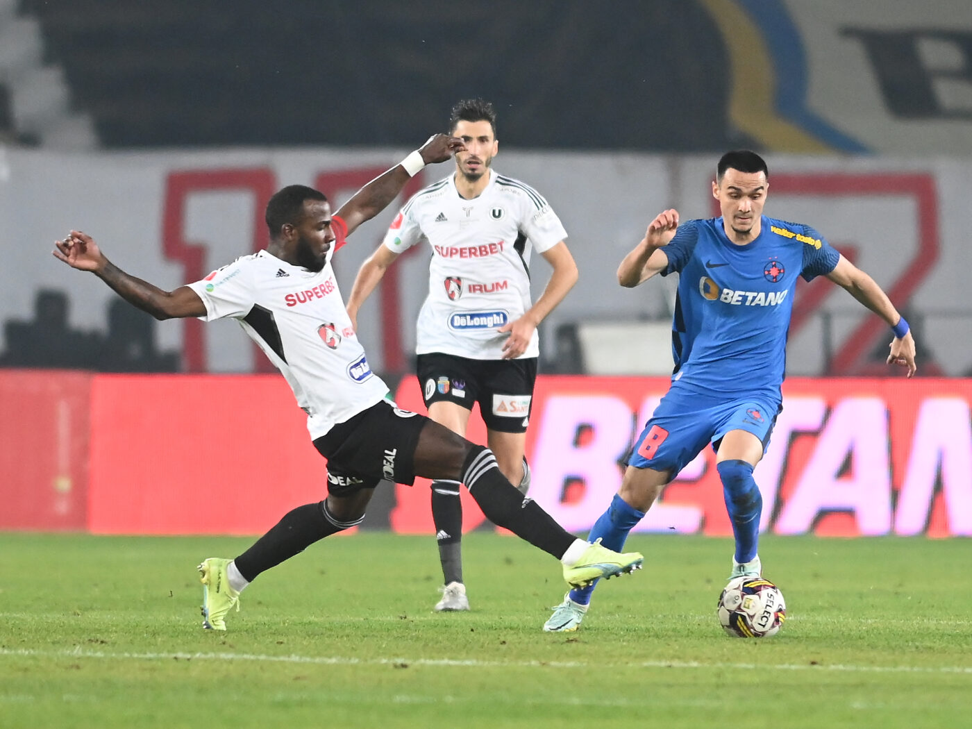 Gigi Becali dă lovitura pe final de an: Al Ain, ofertă de top pentru Adrian Şut! Ce sumă cere patronul FCSB pentru mijlocaş | EXCLUSIV
