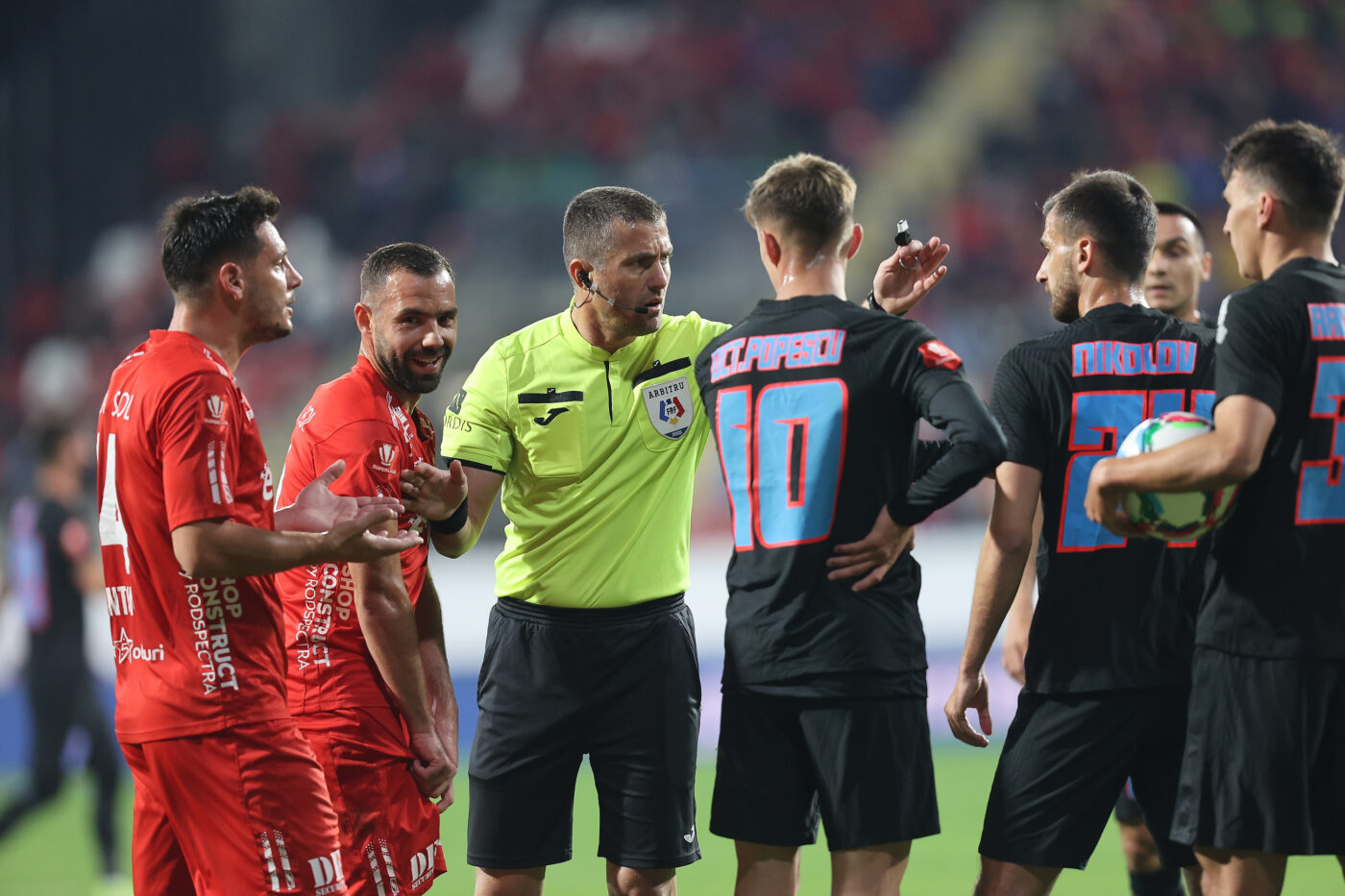 Ploaie de cartonașe roșii la UTA – FCSB! Roș-albaștrii au avut nu mai puțin de trei jucători eliminați și au fost egalați la ultima fază