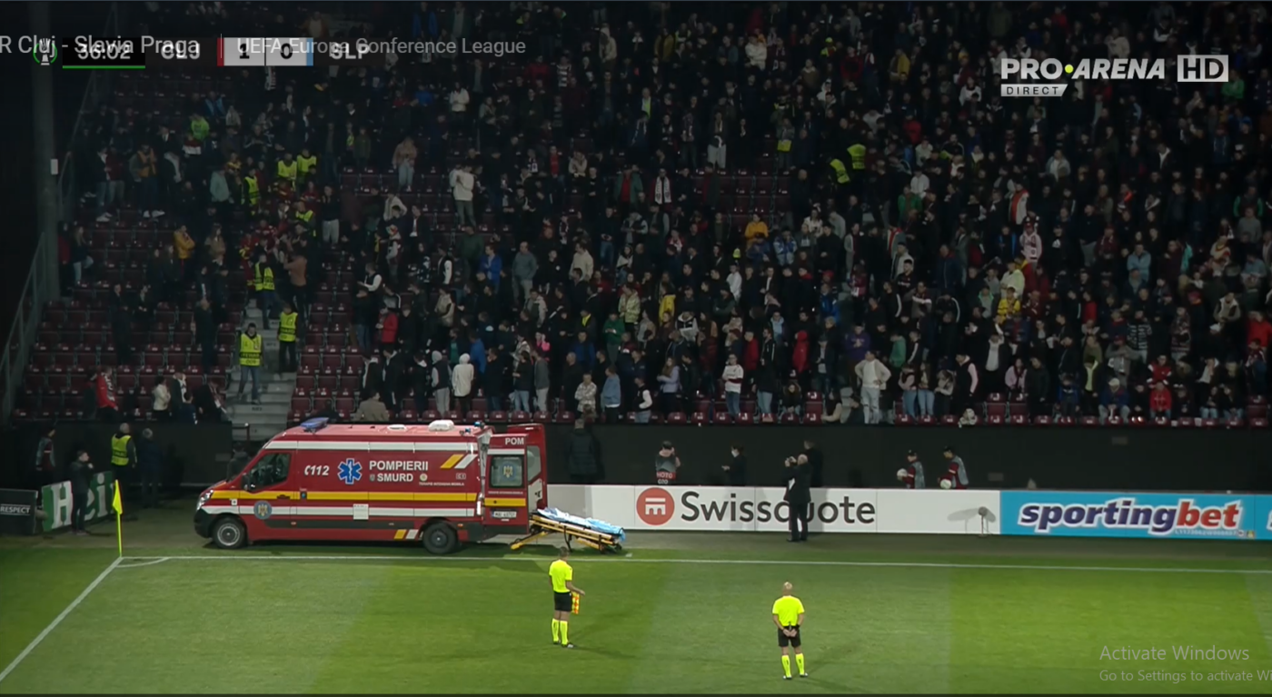 Momente de panică la CFR Cluj – Slavia Praga! Unui suporter i s-a făcut rău și meciul a fost întrerupt