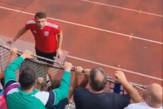 Gest golănesc al unui oficial de la CSA Steaua: a scuipat un copil din tribune! Imagini deplorabile de pe stadion | VIDEO