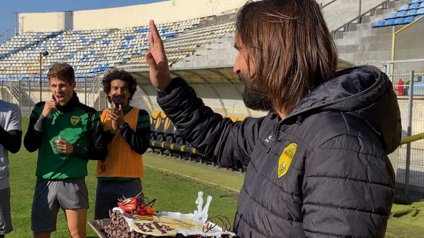 Dan Alexa, sărbătoritul zilei la Brașov! Antrenorul a primit un tort cu cifrele inversate: ”Au încercat cei de la club ceva, dar tot 43 de ani am”