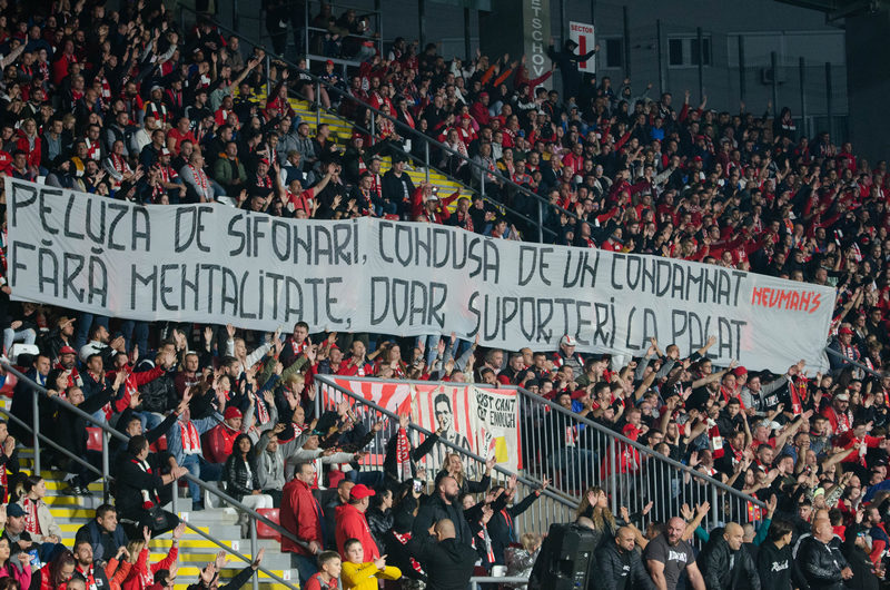 Peluza arădeană ”a luat foc” la meciul cu CFR Cluj! Suporterii lui FCSB, făcuți praf: „Fără sifoane pe stadioane!”