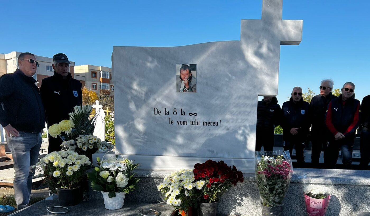 Ilie Balaci, comemorat la 4 ani de la dispariţie. Sorin Cârţu a fost cuprins de emoții: „Universitatea Craiova avea mare nevoie de el”. Colegii din Craiova Maxima, la mormântul „Minunii Blonde”