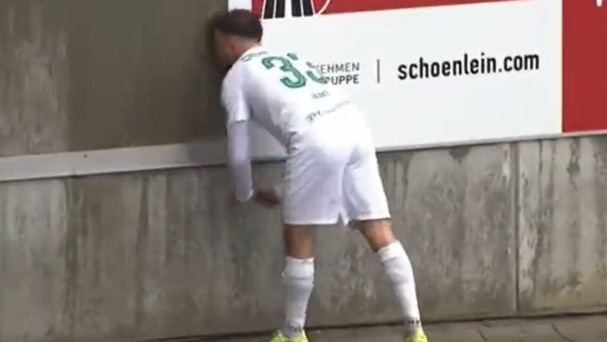 Momente de groază în Germania! Un fotbalist s-a izbit de un zid și a leșinat sub privirile coechipierilor | VIDEO