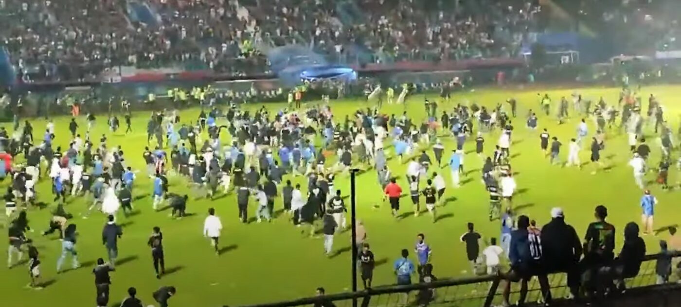 Tragedie inimaginabilă la derby-ul din Indonezia! Un fost fotbalist din Liga 1, martor: „Din ce știu, sunt 200 de morți” | VIDEO