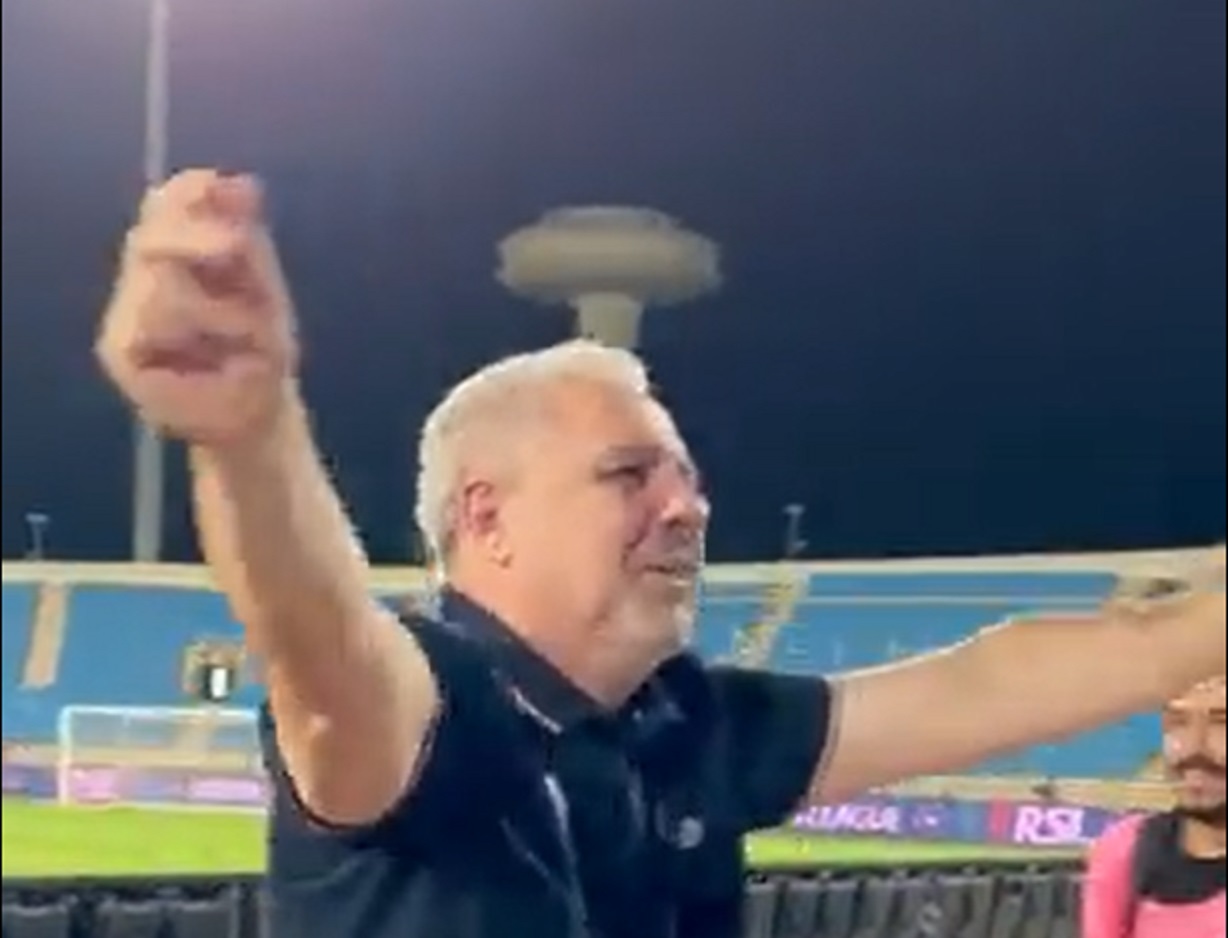 Marius Șumudică, dans de cadână după ultima victorie din Arabia Saudită! Antrenorul a făcut spectacol în fața fanilor lui Al Raed | VIDEO