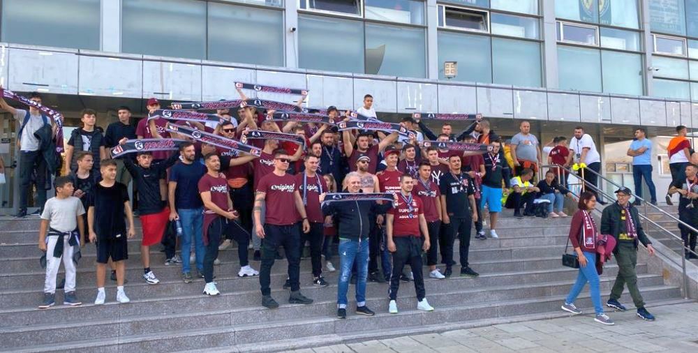 Marius Șumudică le-a susținut pe handbalistele de la Rapid și a sărbătorit cu fanii după victoria cu Storhamar: „Nu mai am voce!”