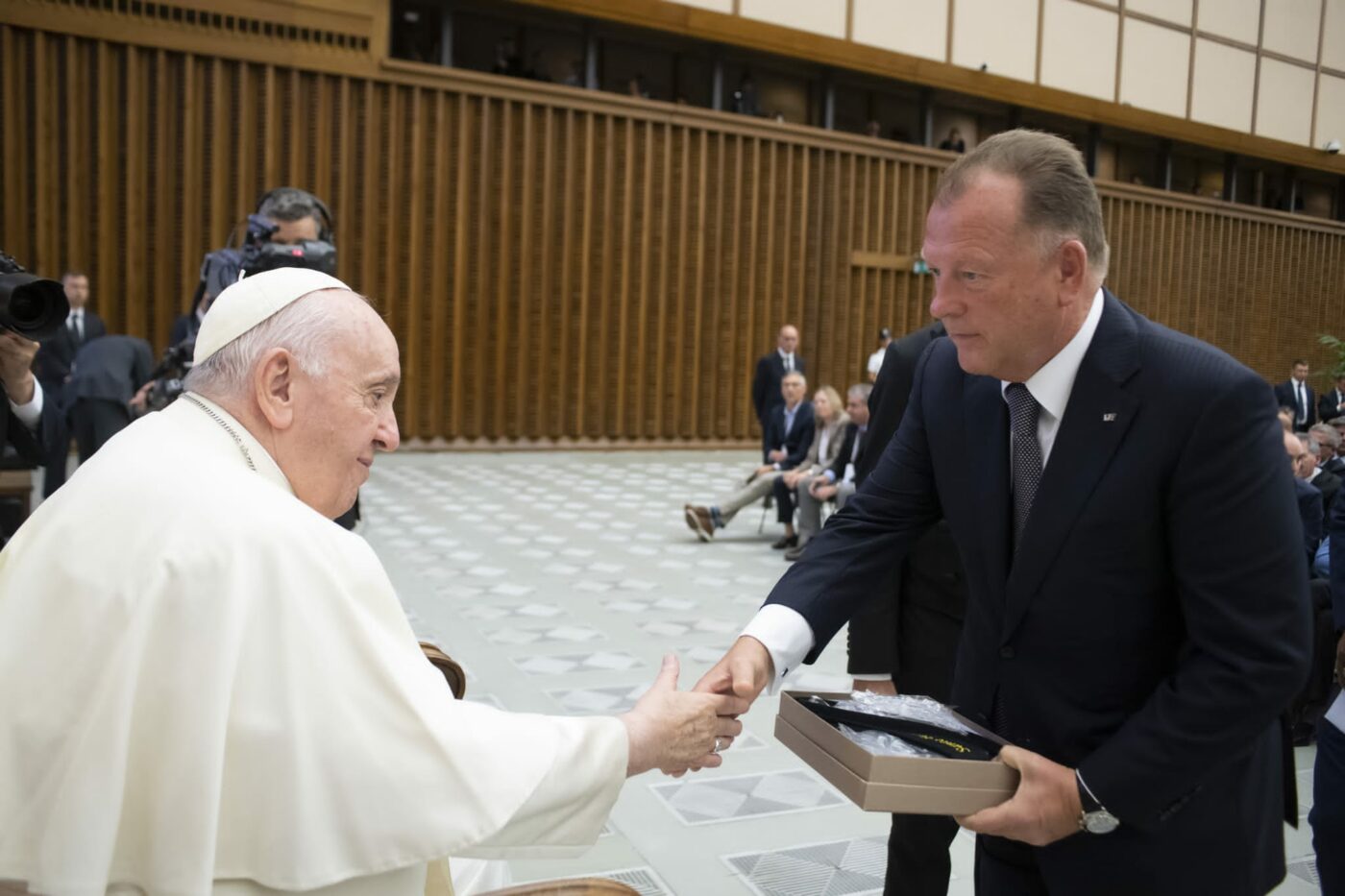 Marius Vizer, președintele Federației Internaționale de Judo, i-a oferit un cadou inedit Papei Francisc! Care a fost mesajul transmis | SPECIAL