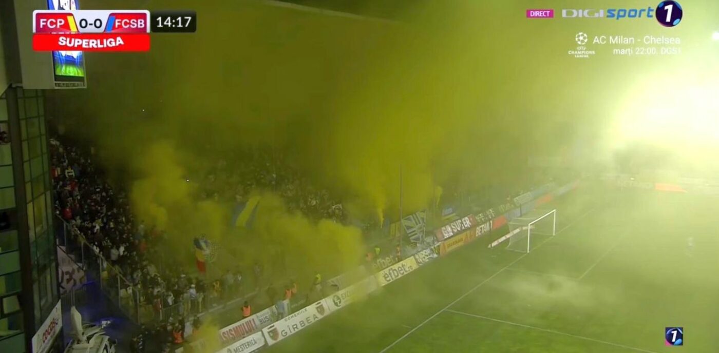 Meciul dintre Petrolul Ploiești și FCSB a fost întrerupt! Suporterii prahoveni rugați „să se comporte civilizat” după ce au aruncat materiale pirotehnice pe teren