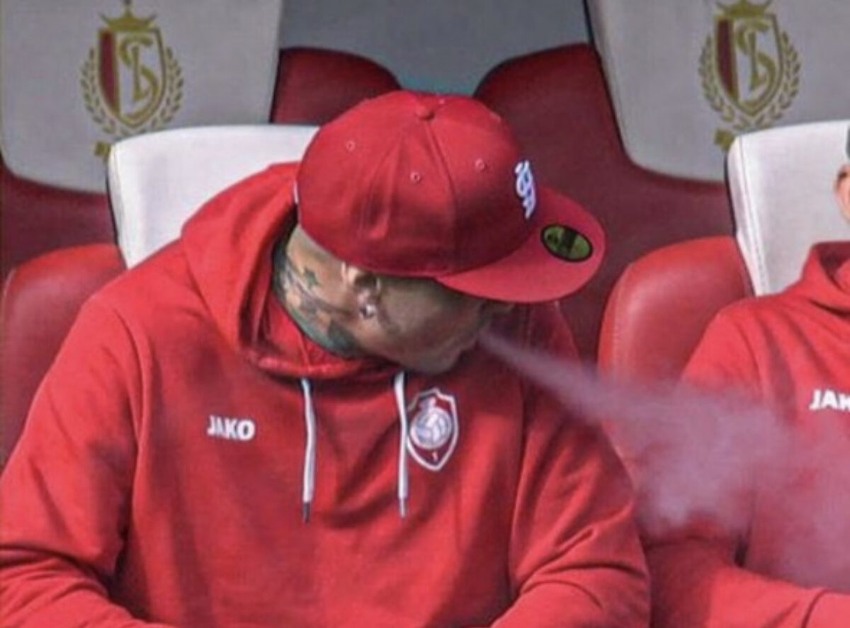 Un fost internațional belgian și campion al Italiei cu Inter Milano, surprins în timp ce fuma pe banca de rezerve! Clubul a luat o decizie șocantă