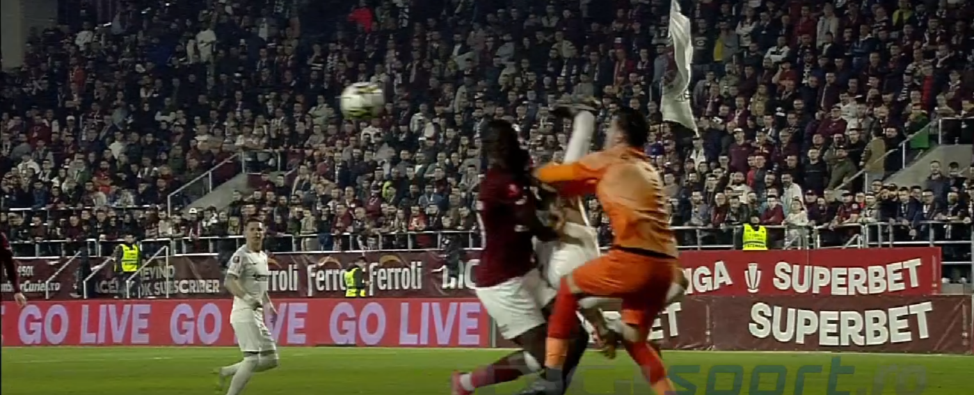 Scuffet l-a făcut „pachet” pe Luckassen la cea mai controversată fază din Rapid – CFR! Arbitrul Popa nu a dat penalty la intervenția violentă, dar reluările din camera VAR i-au întors decizia | VIDEO