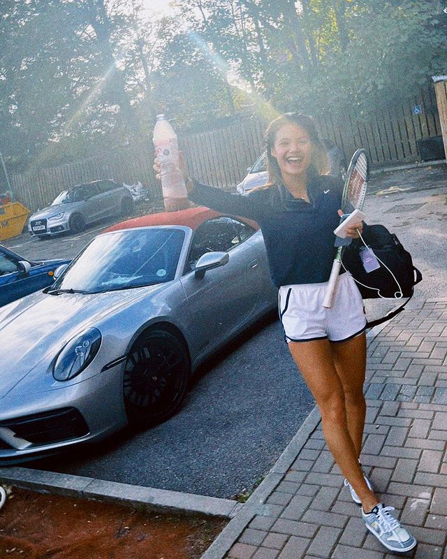Emma Răducanu a dat Dacia Sandero de 5.000 de lire sterline pe un bolid de 120 de mii de lire sterline! Ce mașină conduce acum, la 19 ani, britanica de origine română