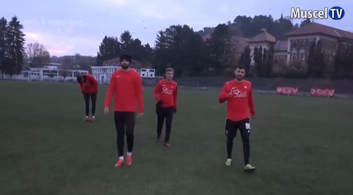 Poveste fabuloasă în fotbalul românesc: unii jucători au semnat contracte de 300 de lei pe lună, iar alții sunt puși să se antreneze de 3 ori pe zi, începând cu ora 6! Președintele Ciolan și antrenorul Slăninoiu supervizează tot: „Pot să vină doar la meciuri” | VIDEO