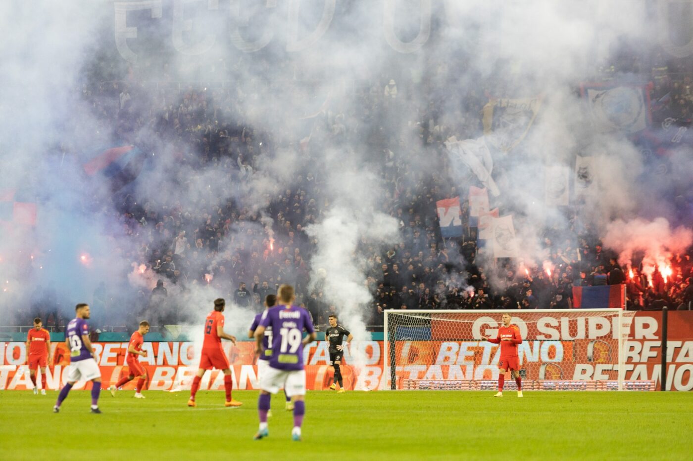 Atmosferă de derby creată la FCSB – Rapid! Ce mesaj au avut fanii roș-albaștrilor pentru rivali | VIDEO