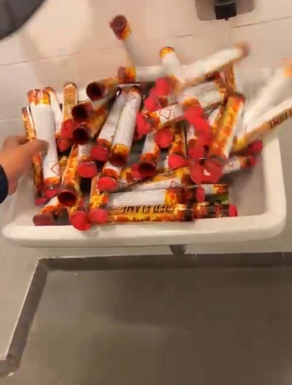 Captură impresionantă a Jandarmeriei! Ultrașii lui FCSB și Rapid au ascuns materiale pirotehnice pe Arena Națională. „Aceste acțiuni constituie fapte de natură penală!”