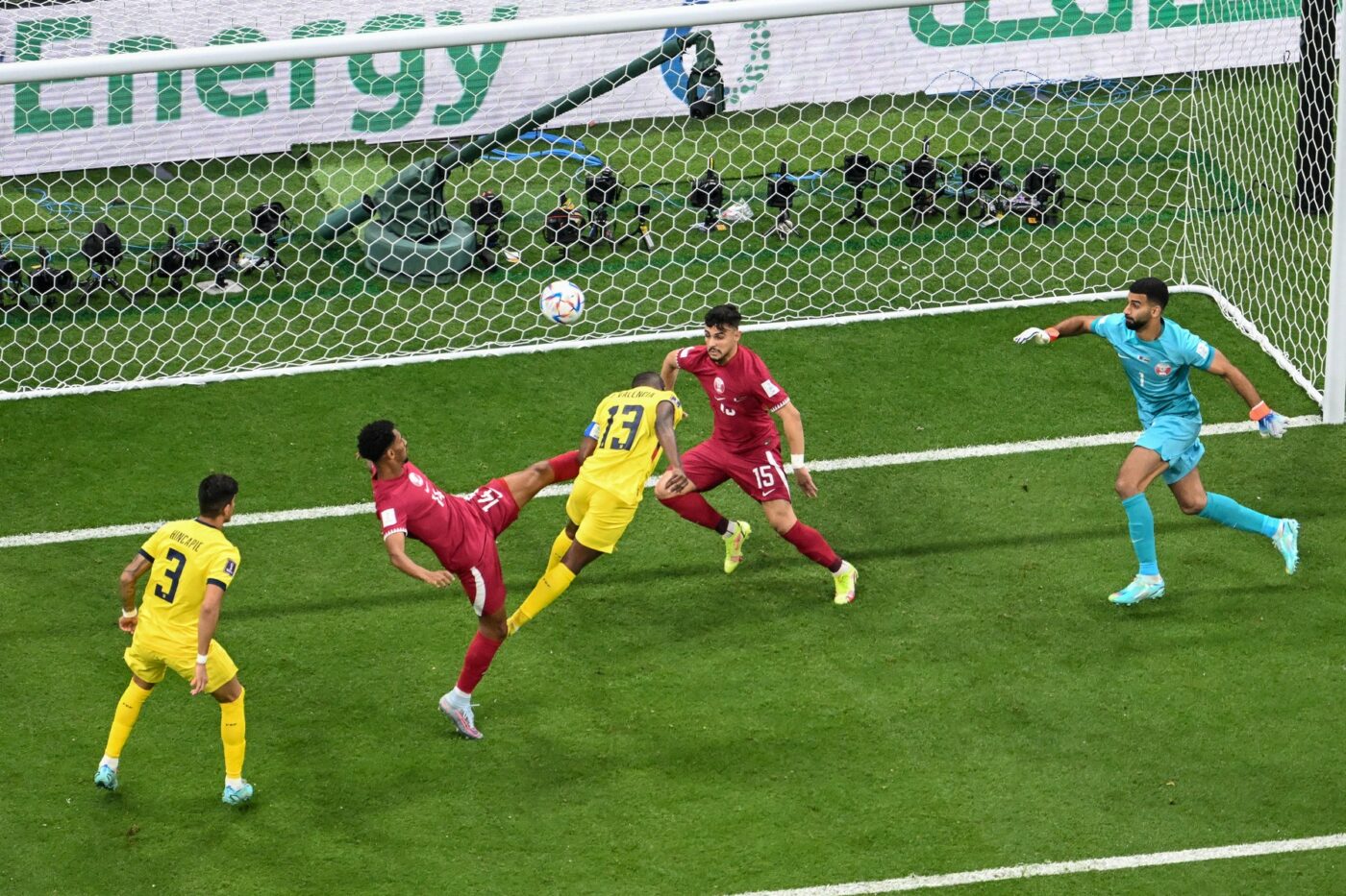 Eroare monumentală la primul gol înscris la Cupa Mondială: ce a putut să facă portarul naționalei din Qatar în minutul 3 al partidei cu Ecuador! Sud-americanii s-au bucurat degeaba pentru că reuşita a fost anulată de VAR, pentru un ofsaid de câțiva centimetri