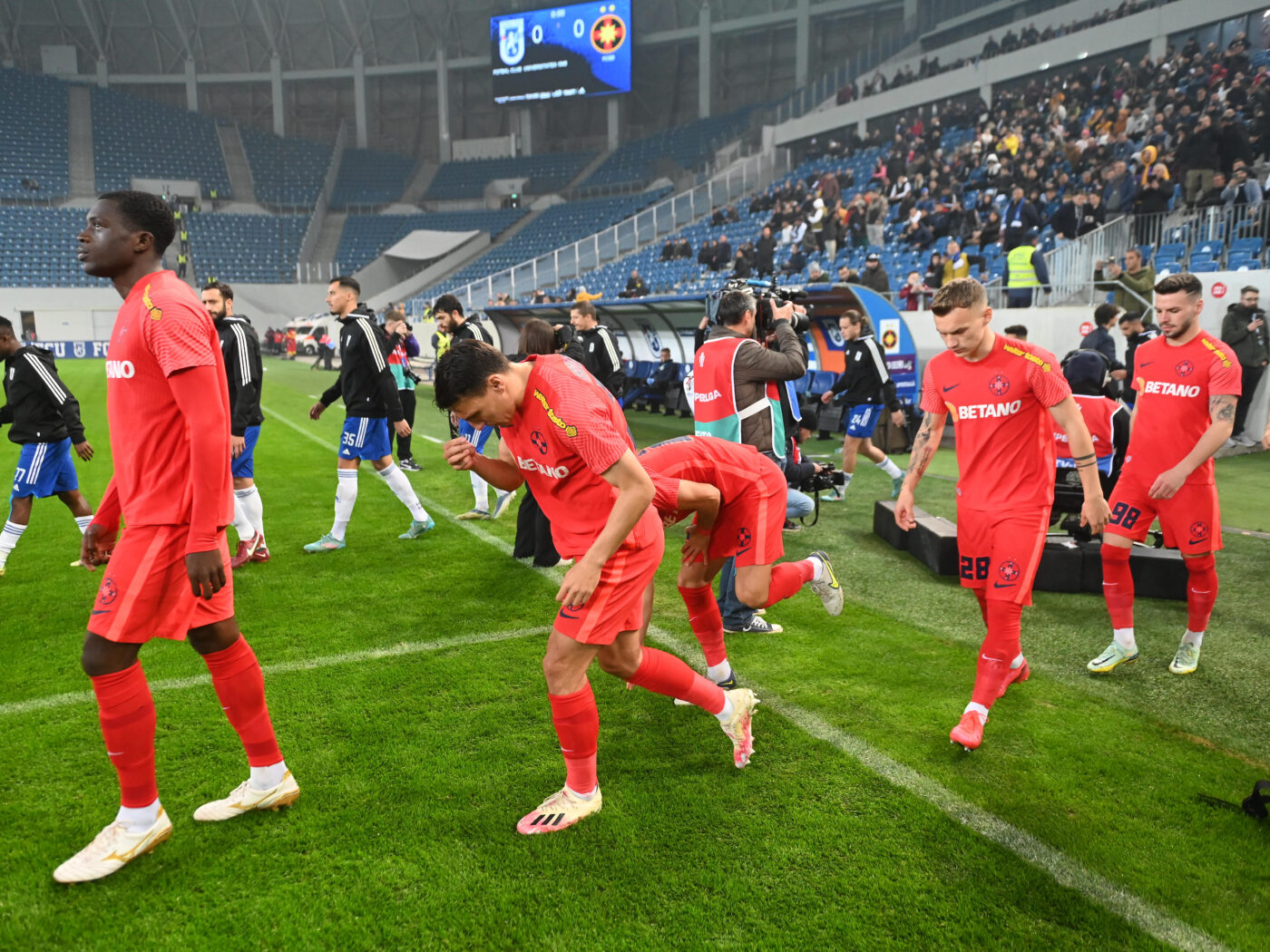 Suporterii lui FCSB, ironii la adresa celor de la FC U Craiova! Ce banner au afișat în timpul meciului din Bănie | FOTO
