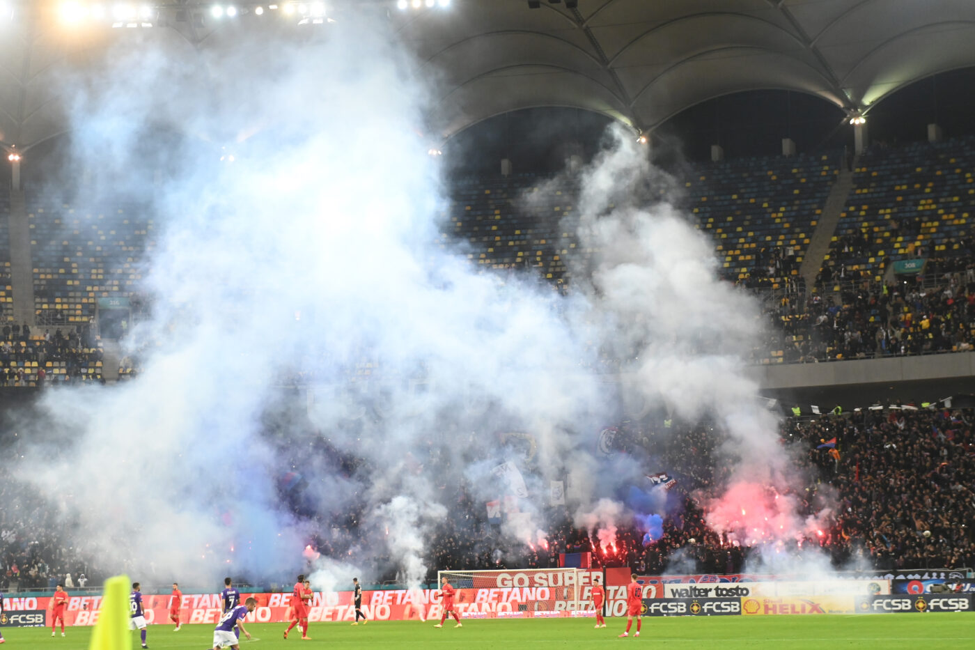 Amenzi usturătoare după FCSB – Rapid! Cât trebuie să scoată din buzunar patronii celor două cluburi după incidentele provocate de fani