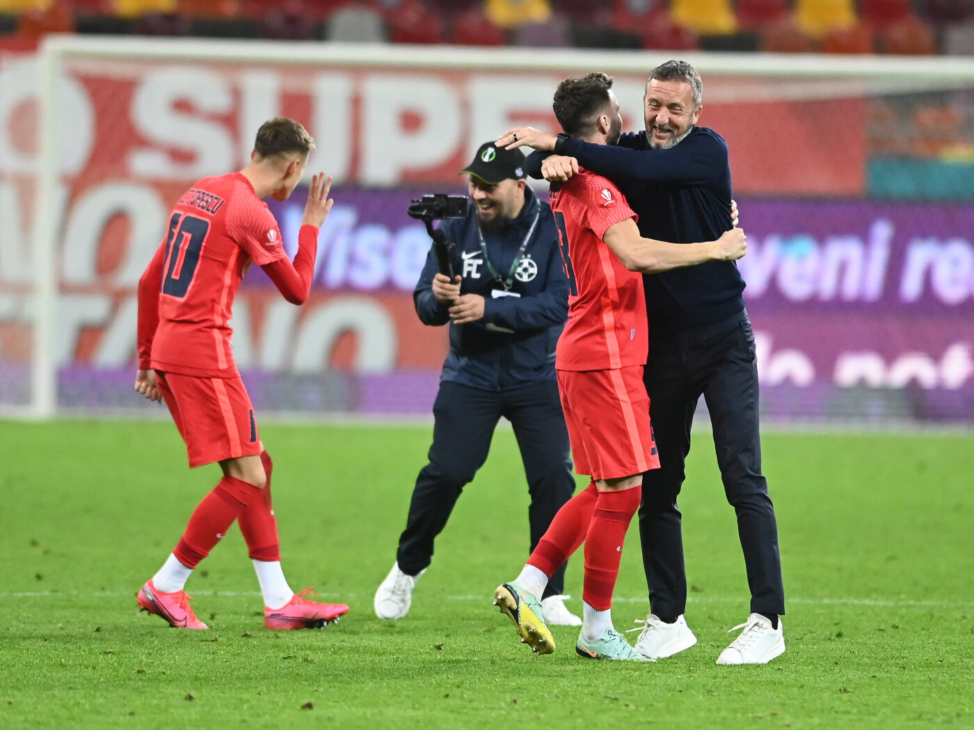 Meme Stoica, ședință în vestiarul FCSB! Ce a discutat cu Octavian Popescu, Joyskim Dawa și Florinel Coman: „Sper că au înțeles!”