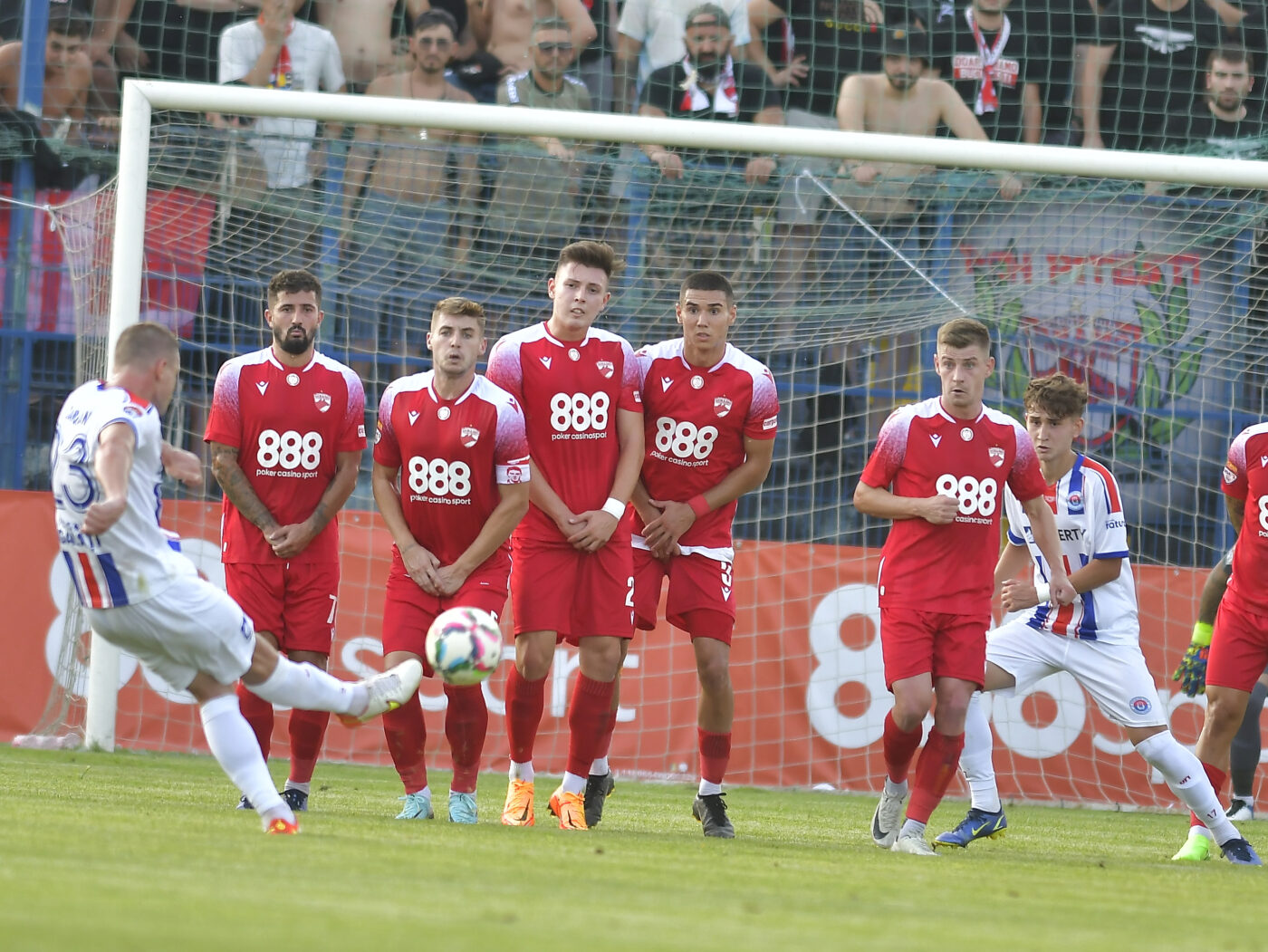 Dinamo s-a mai despărțit de un jucător care, sezonul trecut, a făcut parte din lotul pentru promovare. Lui Alin Buleică i-a expirat înțelegerea, iar Ovidiu Burcă a decis să renunțe la serviciile sale. Ce se întâmplă în avanposturi, Pop și Țîră pot, la rândul lor, să plece