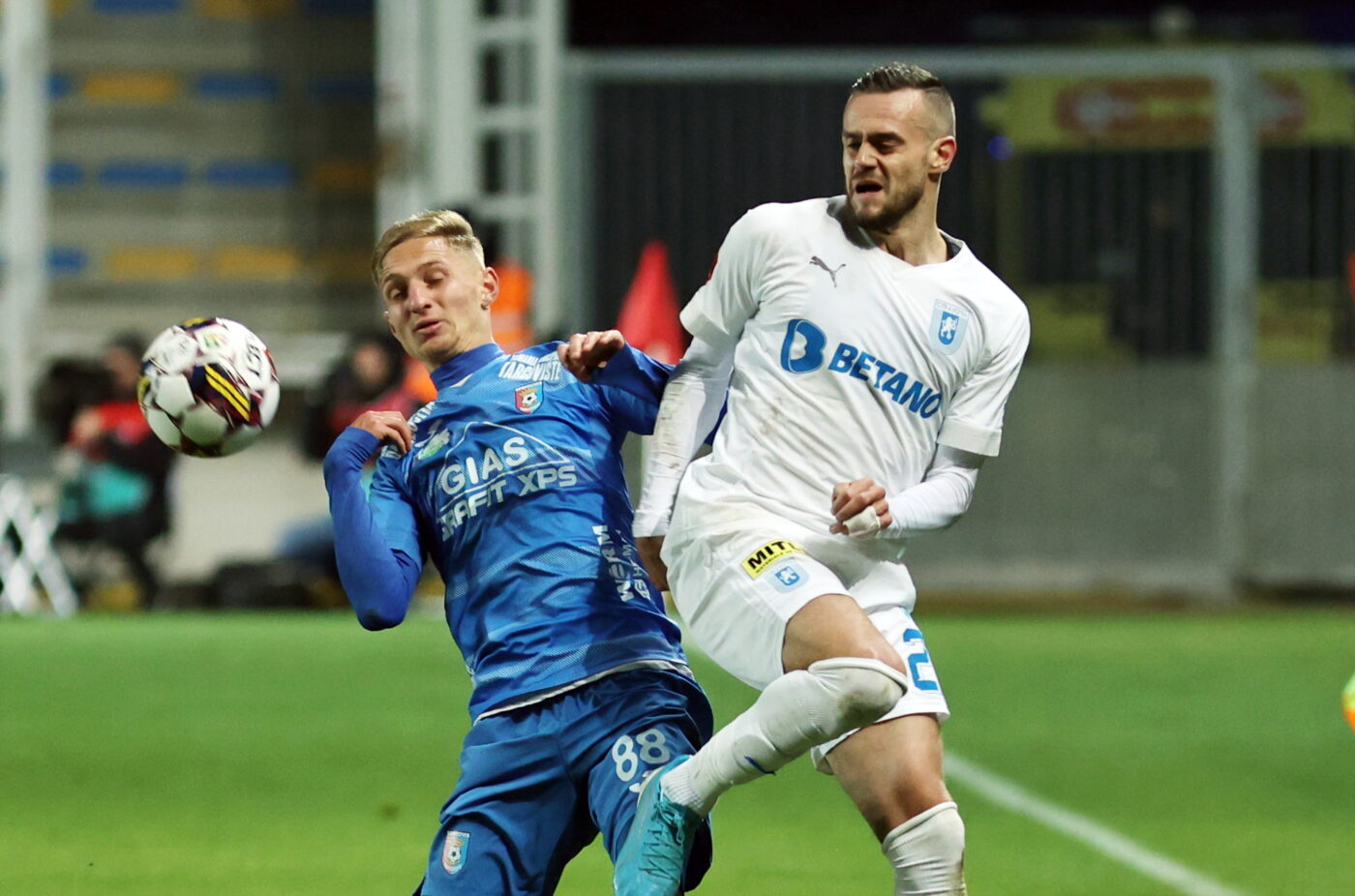 Universitatea Craiova – Chindia, Live Video Online, de la 20:30, în runda 21 din Superliga. Dragoș Bon mizează pe 3 dintre cei 4 exilați de Mirel Rădoi. Echipele de start