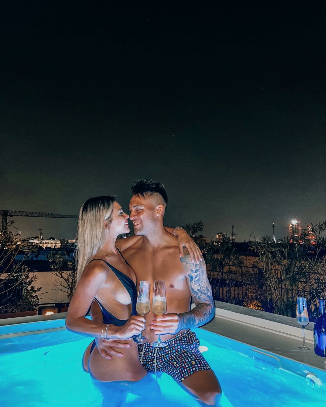 Lautaro Martinez, escapadă cu soția înaintea duelului cu Olanda din sferturile de finală ale Campionatului Mondial! Cum a fost surprins fotbalistul Argentinei | GALERIE FOTO
