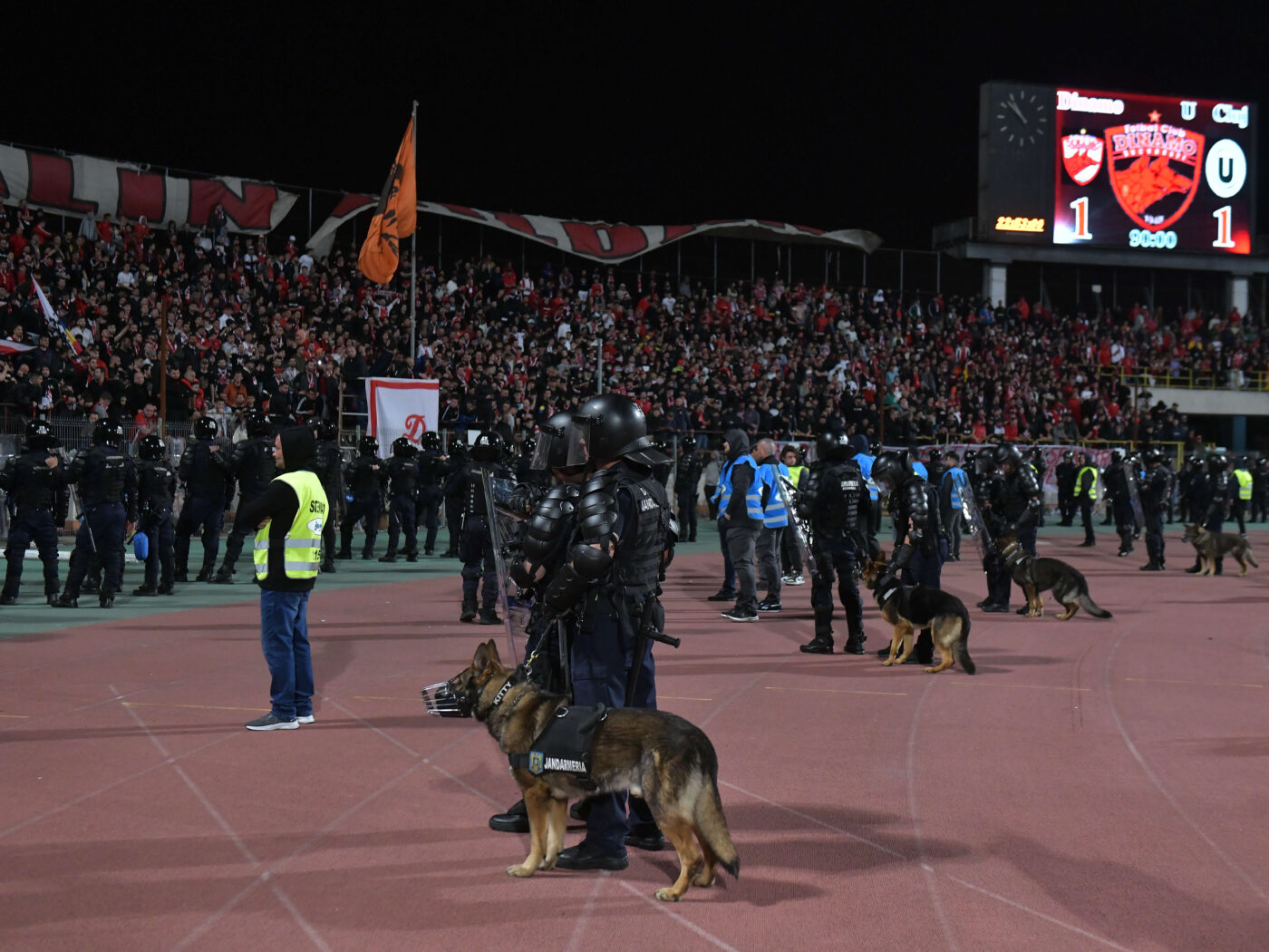 Reacția celor de la Dinamo, după ce rivalii de la Rapid au fost controlați „la sânge” de către Jandarmerie: „M-a șocat” | VIDEO EXCLUSIV ProSport Live