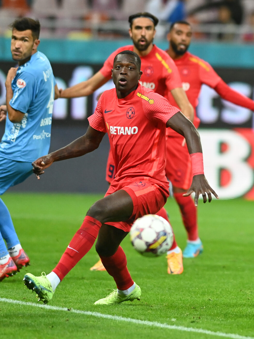 Joyskim Dawa „a curățat-o” pe FCSB, dar nu duce lipsă de oferte din Superliga. „L-aș lua cu două mâini și i-aș dubla salariul!”