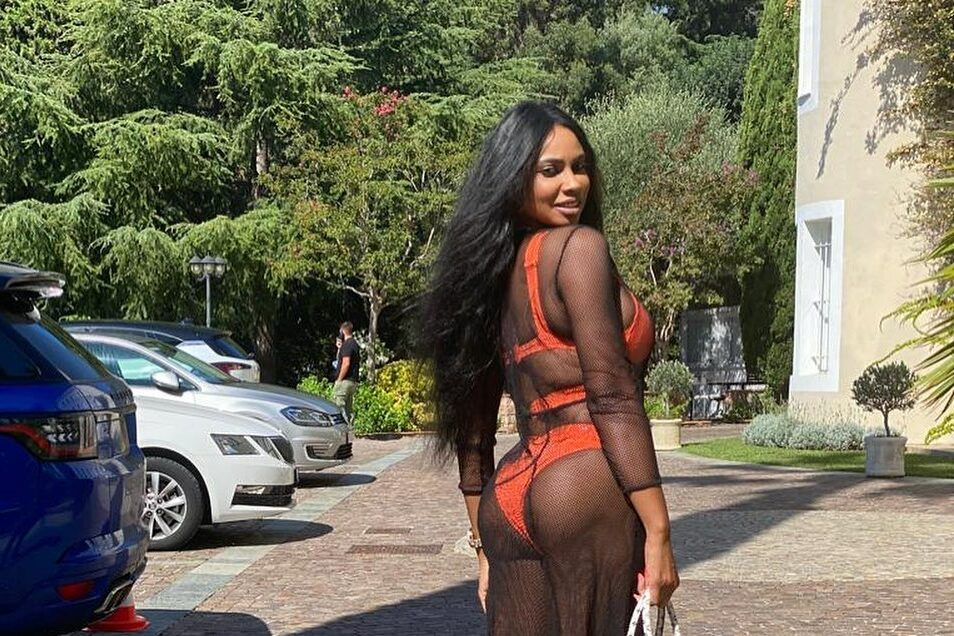 Laurette, femeia care se iubește cu fostul dinamovist Magaye Gueye, face orice pentru bani! Cu ce se ocupă cea despre care s-a spus că a avut o relație și cu Ion Țiriac | GALERIE FOTO