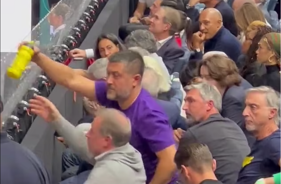 Moment incredibil la Paris: i-au preparat o băutură misterioasă lui Novak Djokovic, chiar în tribune! Când și-au dat seama că sunt filmați, oamenii din staff-ul sârbului au încercat să ascundă ce făceau | VIDEO