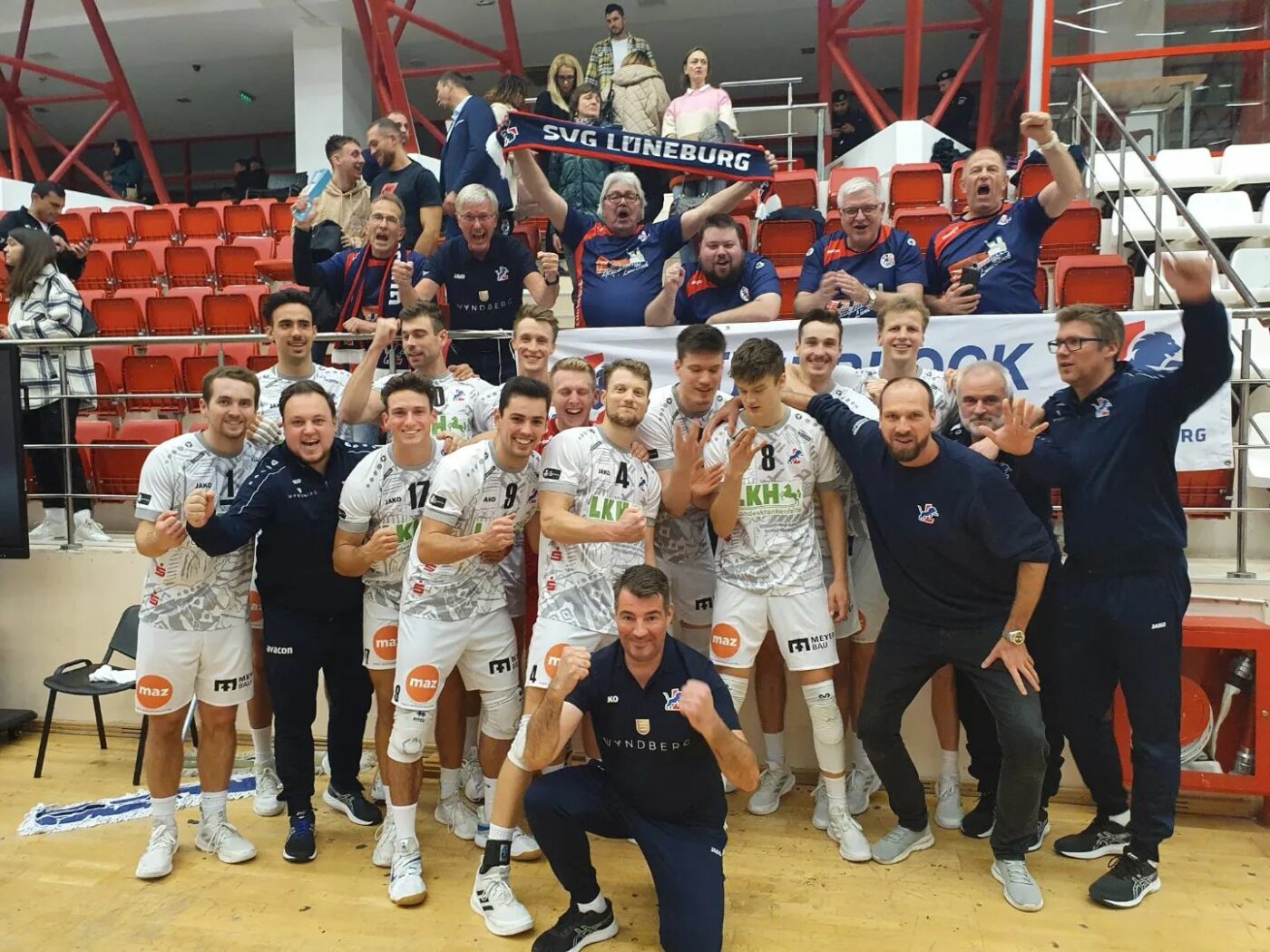 Povestea pensionarilor care au făcut spectacol în „Ștefan cel Mare”! Au venit din Germania și au sărbătorit calificarea spetaculoasă în fața lui Dinamo: „Mergem peste tot cu ei!” | SPECIAL
