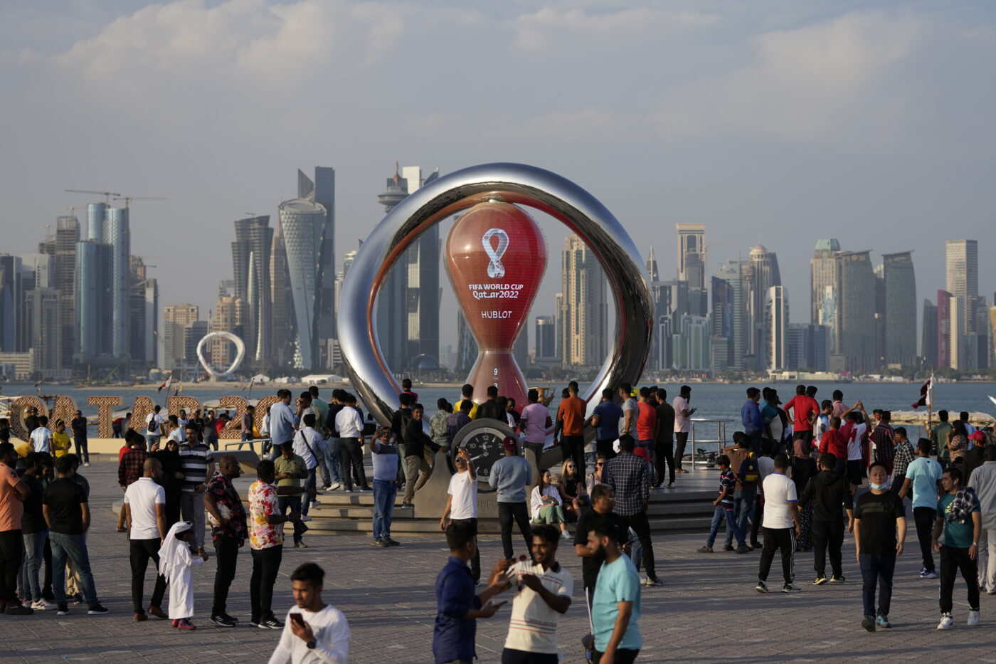 Escortele din Doha vor să dea lovitura la Campionatul Mondial din Qatar! Ce sume uriașe cer pentru a pretinde că sunt nevestele fanilor străini, care riscă până la 7 ani de închisoare dacă sunt prinși