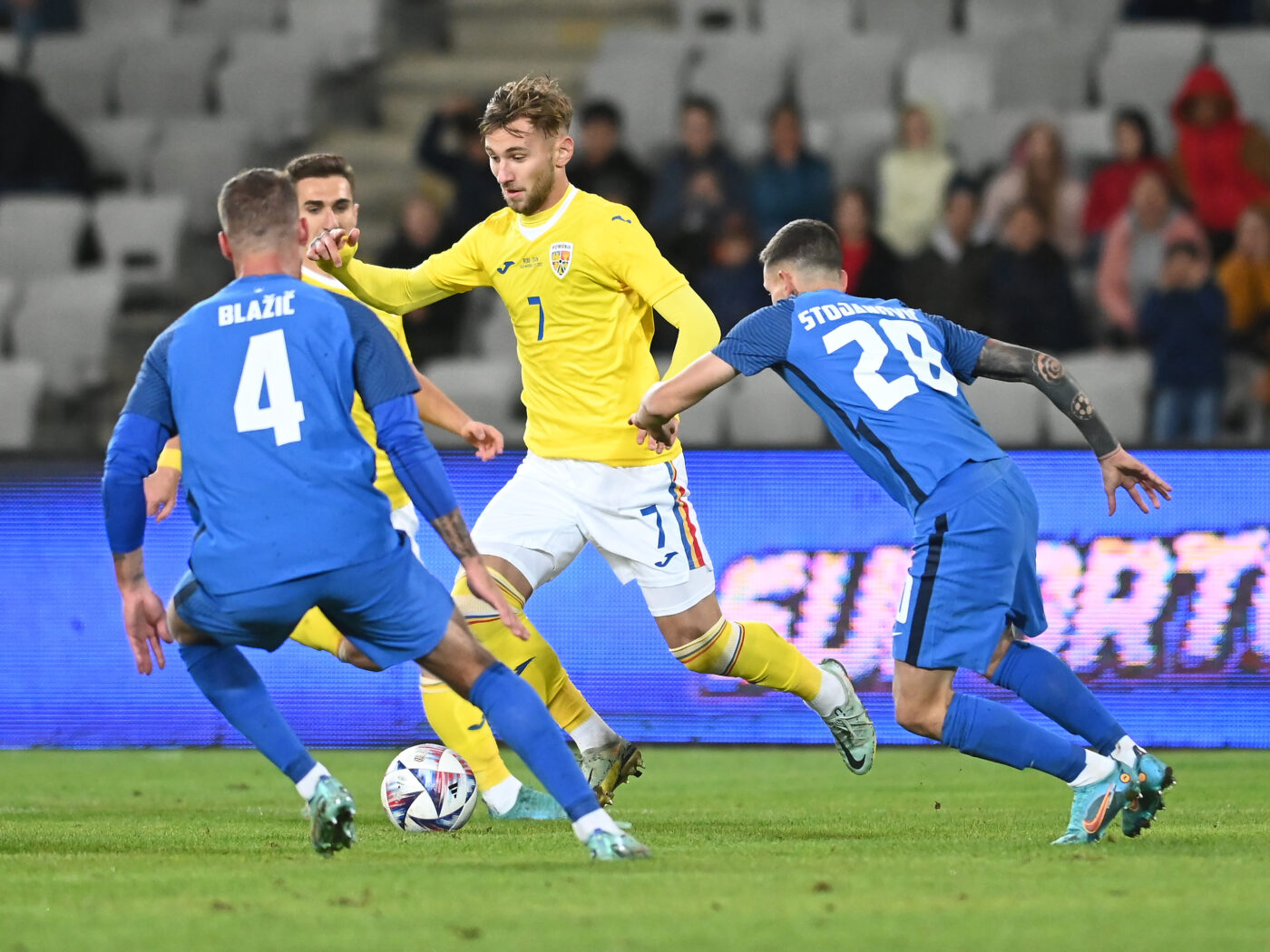 Denis Drăguș, gol formidabil împotriva Sloveniei! „Noul Dobrin”, prima reușită la echipa națională, cu un șut demn de porecla pe care i-a dat-o Gică Hagi! | VIDEO