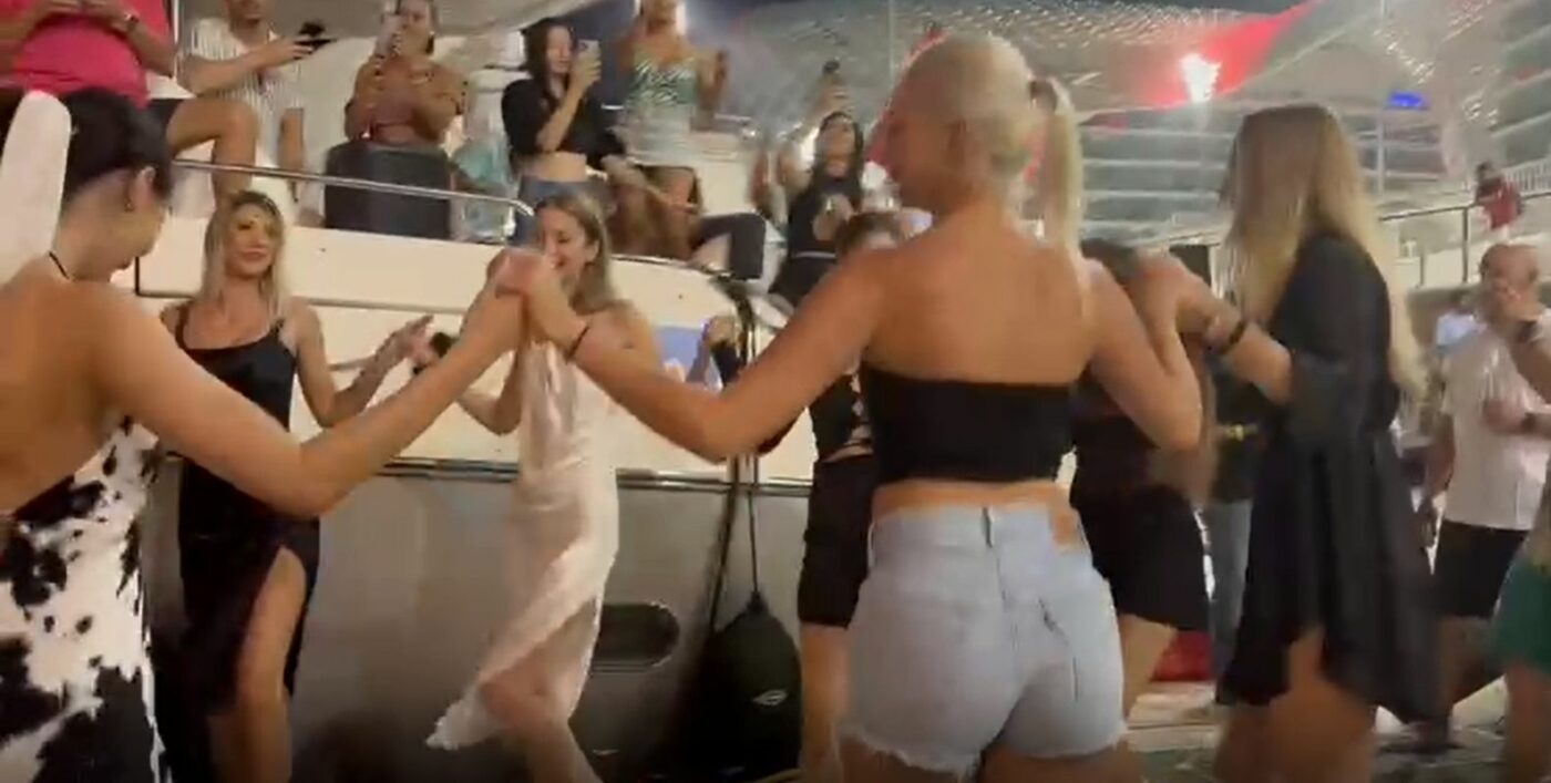 România e prezentă la Campionatul Mondial din Qatar! Un grup de tinere românce, puse pe distracție, au făcut senzație: au cântat și au dansat desculțe, lângă un yacht, atrăgând privirile celor din jur! VIDEO