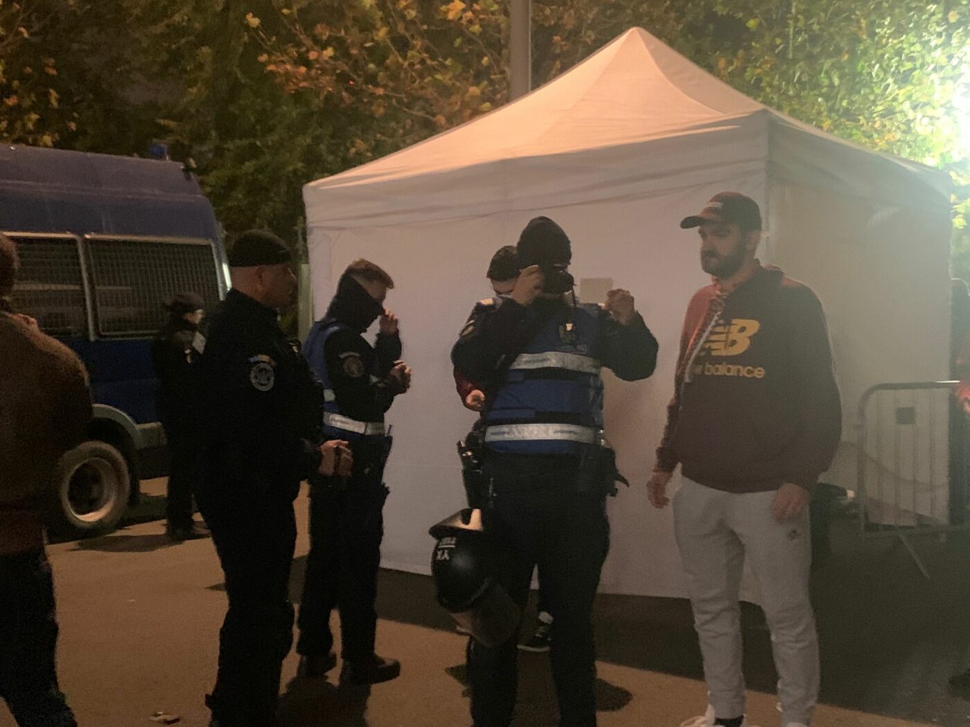 Un fost mare internațional, reacție dură după ce fanii au fost fotografiați cu buletinul în mână la FCSB – Rapid: „Penibil! Nici măcar exces de zel, ci bătaie de joc!”