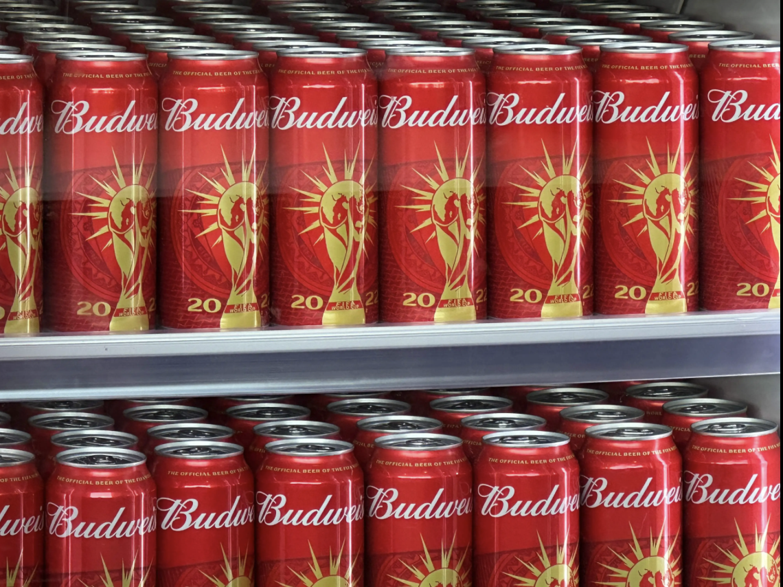 „Așa poți băga alcool în stadioane!”. Ce metode ingenioase au găsit fanii la Cupa Mondială din Qatar pentru a introduce bere la meciuri!