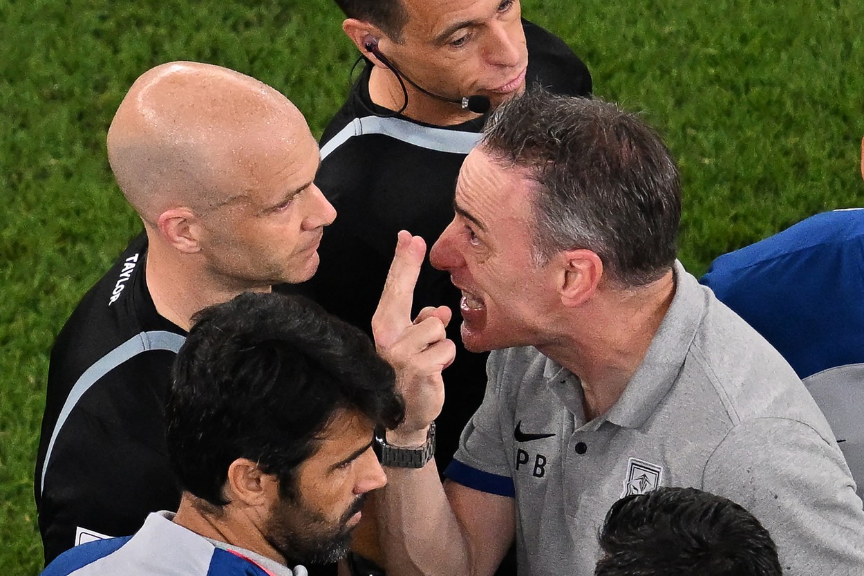 Selecționerul Coreei de Sud, eliminat la finalul partidei cu Ghana: ce a putut să-i spună arbitrului. Un corner l-a făcut să răbufnească | VIDEO