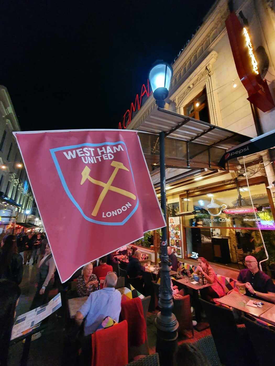 Suporterii lui West Ham au împânzit terasele din Centrul Vechi înaintea partidei cu FCSB! Englezii au făcut show pe străzile din București | VIDEO EXCLUSIV