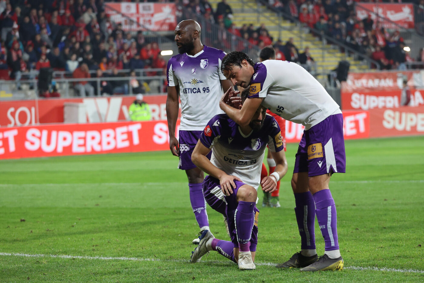 Echipament de colecție pentru FC Argeș în meciul cu Sepsi! Ce tricouri vor purta piteștenii pentru a marca 50 de ani de la victoria cu Real Madrid | VIDEO