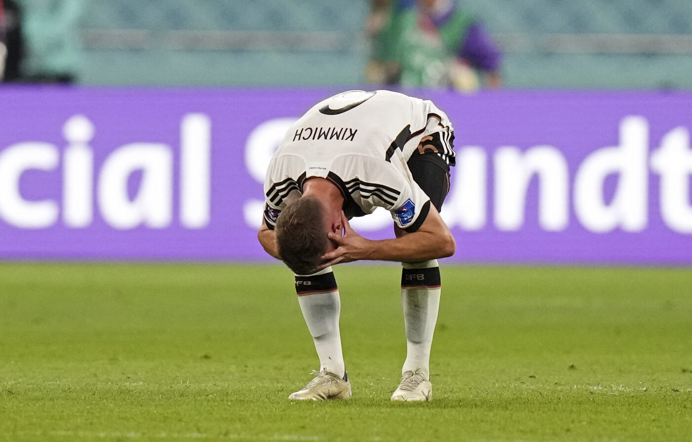 Un lanț de supermarketuri a rupt contractul cu Federația Germană de Fotbal, după decizia ca fotbaliștii nemți să nu poarte banderola în sprijinul LGBTQ!