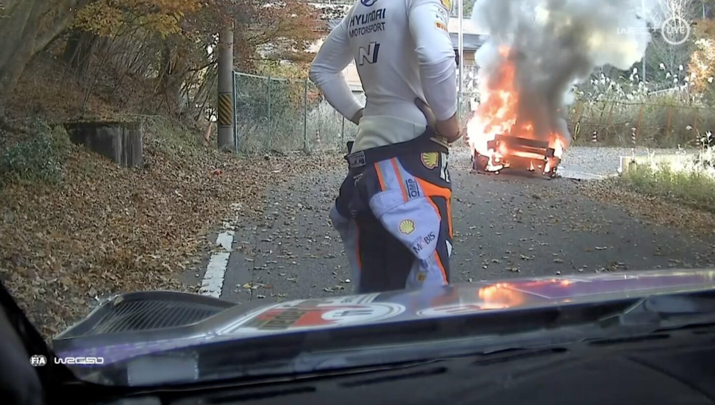 Un pilot spaniol, aproape de moarte după ce mașina a luat foc în timpul raliului. Scene incredibile în Japonia! Cum s-a încheiat totul | VIDEO