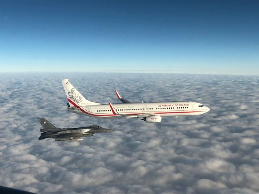 Măsuri speciale înaintea startului Cupei Mondiale! Avionul naționalei Poloniei, escortat de armată în drumul spre Qatar | VIDEO