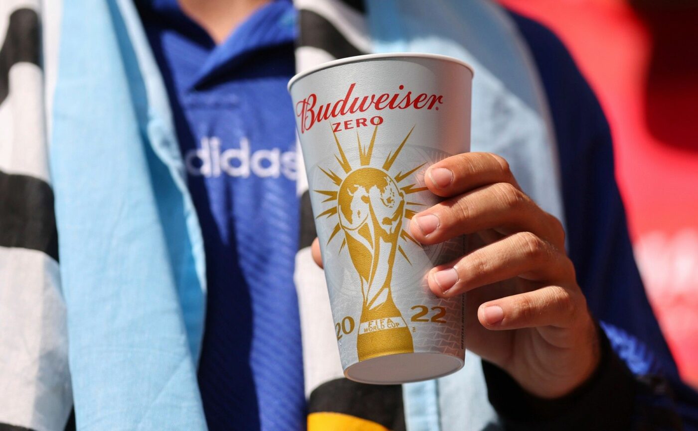 Cum încearcă FIFA să îi facă pe plac sponsorului Budweiser, după scandalul tonelor de bere ce nu vor putea fi vândute în Qatar. Totul e o afacere și o măsură a fost luată în avans pentru Campionatul Mondial din 2026