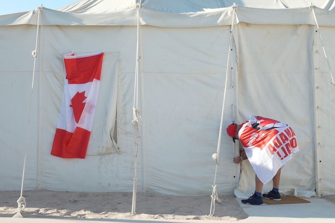 Dezastru organizatoric în Qatar pentru fanii Cupei Mondiale! 6 ore de stat la coadă, temperaturi spre 40 de grade Celsius și camere care nu au fost construite încă, deși au fost plătite cu peste 1000 de lei pe noapte!