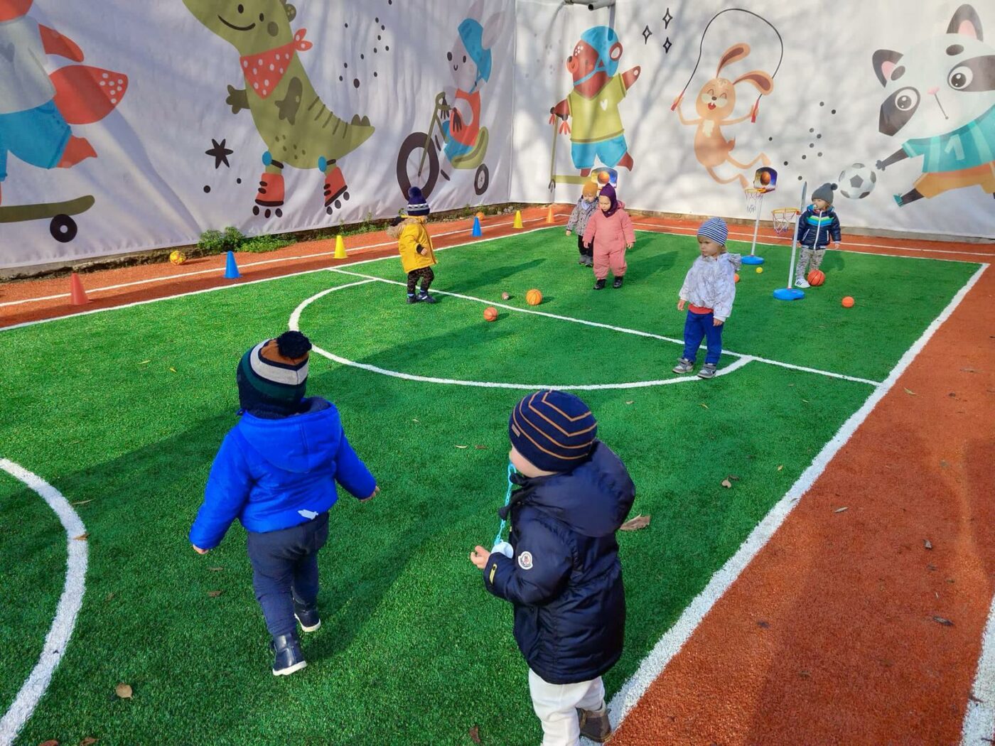 La prima creșă sportivă din România se joacă baschet! O clădire insalubră a fost transformată într-o instituție sportivă pentru copii | GALERIE FOTO
